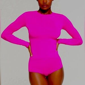 SKIMS - FITS EVERYBODY LONG SLEEVE - ULTRA PINK - Size: XS